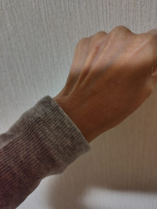 ホカロンあったかインナーを着用している筆者の手の画像。手首までしっかりカバーしている。