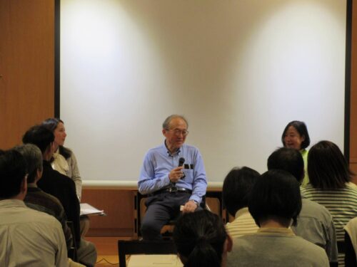 菌ちゃん先生と西澤さんの対談の様子写真。