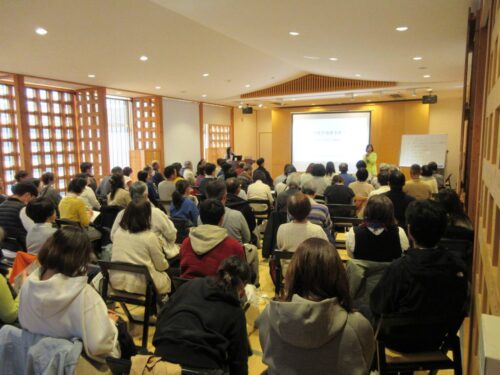 登壇者西澤さんの講演を熱心に聞き入る参加者の方々