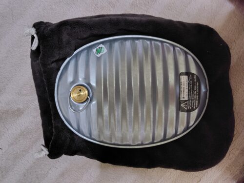 マルカの湯たんぽ画像。専用の袋にすっぽりと入ることがわかる。