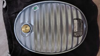 マルカの湯たんぽ。すっぽり入る専用の袋も一緒に写っている。