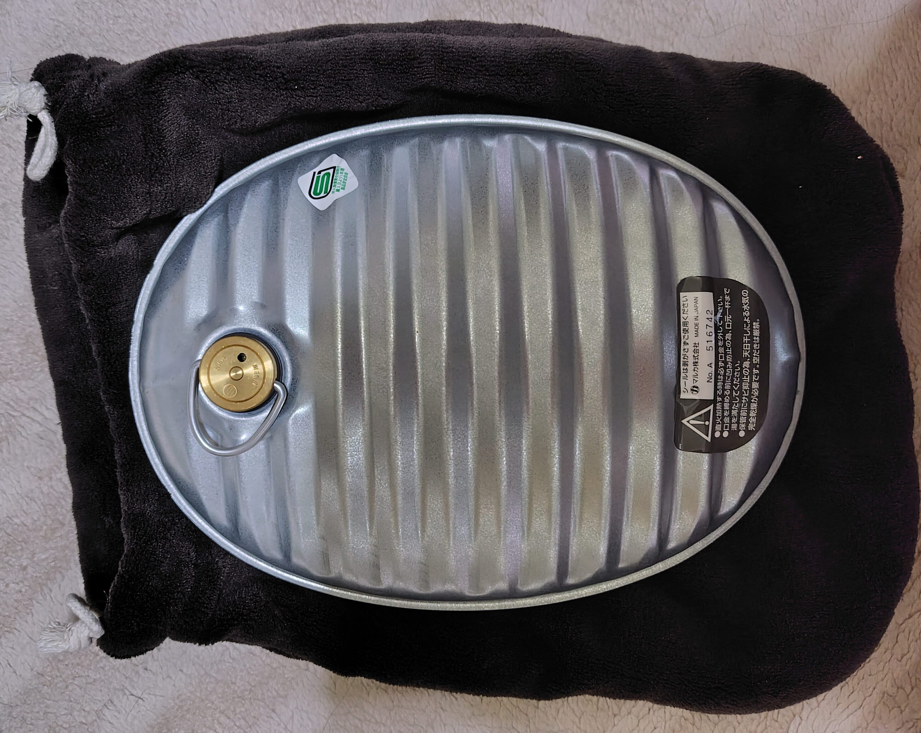 マルカの湯たんぽ。すっぽり入る専用の袋も一緒に写っている。