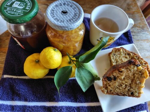 自作の生姜シロップ、ゆずジャム、生姜シロップとゆずのホットドリンク、いただいたゆずとパウンドケーキを撮った写真。