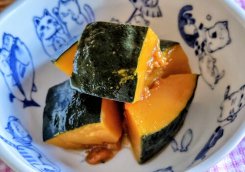 猫の絵の入った有田焼の器に綺麗に盛り付けられた「かぼちゃの煮物」の写真