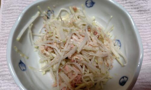 千切り大根をツナ缶、塩コショウ、マヨネーズで和えたシンプルサラダの写真