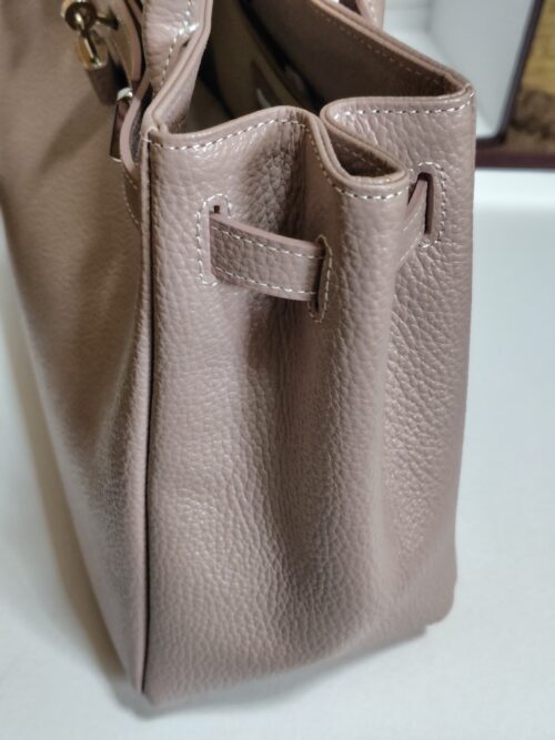 濱野バッグ《ミーティア》なでしこベージュのサイド写真。丸みのあるラウンド型の横からのシルエットと、マチの厚みが分かる。