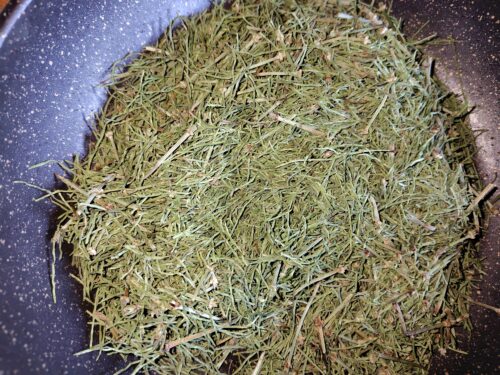 フライパンで乾煎りしたスギナの画像