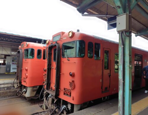 JR香住駅上下線ともに停車しているキハ気動車の画像。