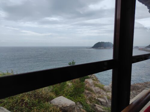 古民家Cafe岡見からの眺め。目の前に日本海が広がる。