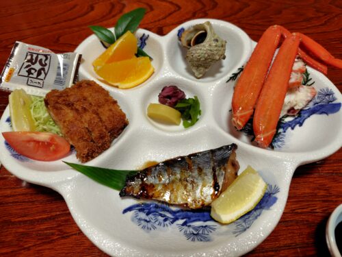 民宿旅館「ひろや」の夕食の写真。
