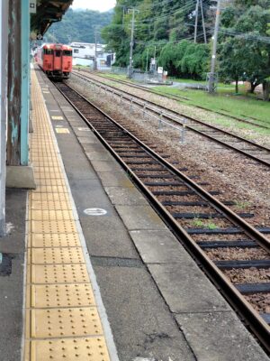8時28分発　浜坂行きキハ気動車がJR香住駅ホームに入る画像