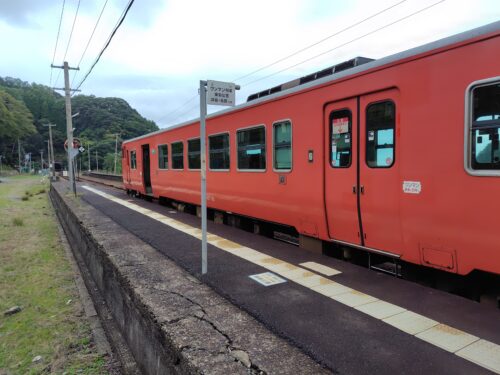 鎧駅ホームに停車するキハ気動車の画像。