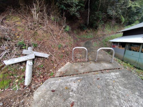たかのすの森入り口の写真。左側に案内板が建てられている。