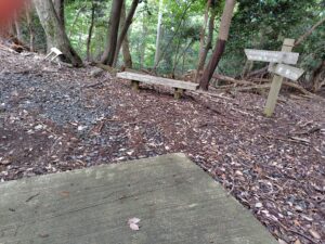 コンクリート舗装終了箇所の写真。