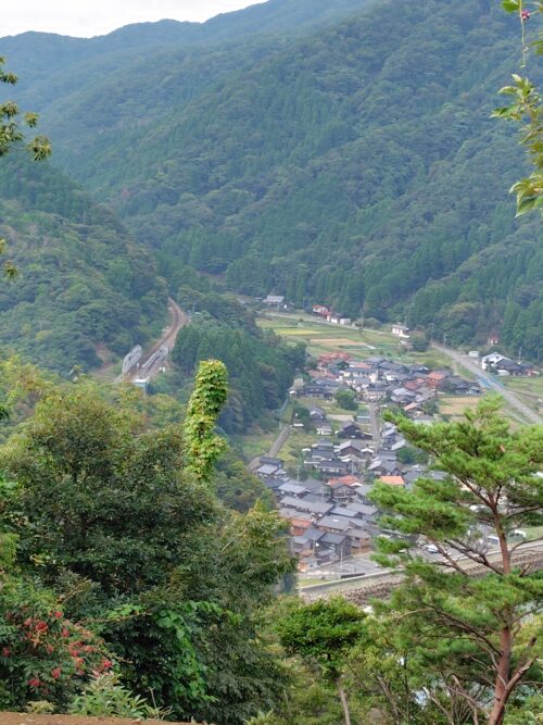 餘部地区の街並みを展望台下から見下ろした様子
