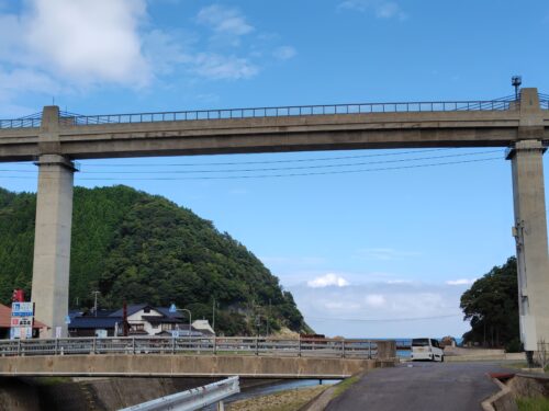 高さ40ｍの余部鉄橋の写真。