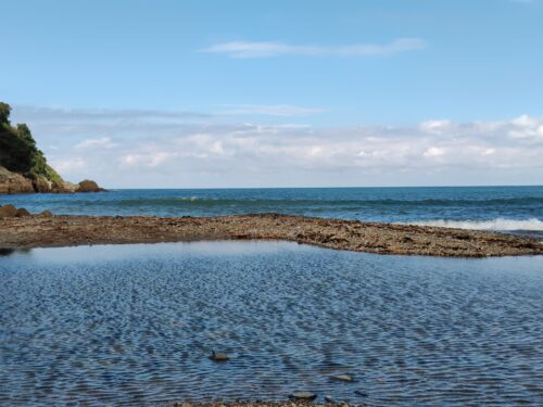 余部鉄橋付近の海岸の写真。