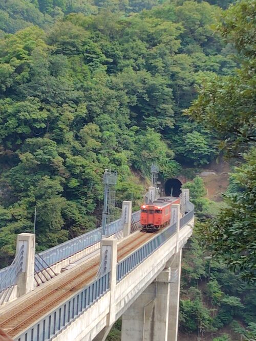 トンネルを抜け、餘部駅に到着する直前のキハ気動車を撮影した写真