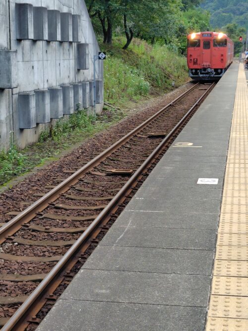 餘部駅ホームに近づくキハ気動車の写真