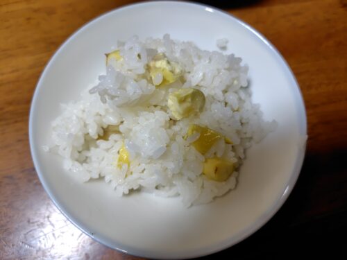 お茶碗に盛った栗ご飯の写真。