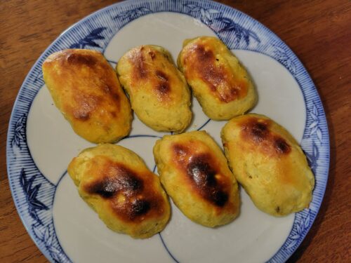 お皿に盛りつけられたスイートポテト（6個）の画像。