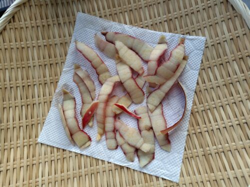 ザルに干したりんごの皮の画像。