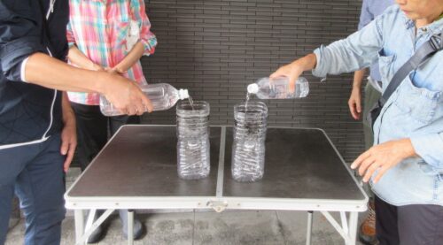 AB種類の土の上に同時に水を注いでいる時の写真。